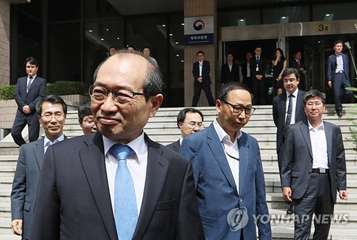 19일 장명진 방위사업청장이 이임식을 마치고 방사청을 떠나고 있다. /연합뉴스