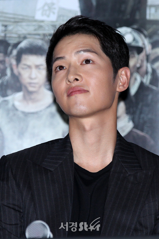 배우 송중기가 19일 오후 서울 용산구 CGV 용산아이파크몰에서 열린 영화 ‘군함도’ 언론시사회에 참석했다.