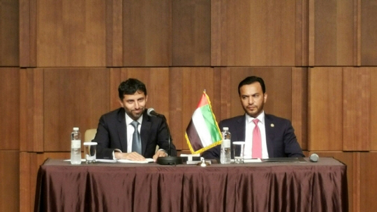 수하일 알마즈로에이(왼쪽) 아랍에미리트(UAE) 에너지부 장관과 압둘라 사이프 알누아이미 주한 UAE 대사가 19일 서울에서 기자간담회를 열고 카타르 단교 사태에 대한 자국의 입장을 설명하고 있다. /변재현기자