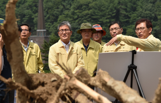 김재현(사진 왼쪽에서 두번째) 산림청장이 청주시 상당구 낭성면 산사태 피해지를 방문해 현장점검과 함께 산사태 예방을 강조했다. 사진제공=산림청