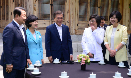 문재인 대통령이 19일 오전 청와대 상춘재에서 정당대표 초청 정상외교 성과설명회를 하기 전 여야 4당 대표들과 환담하고 있다. /연합뉴스