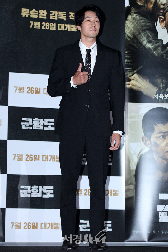 배우 소지섭이 19일 오후 서울 용산구 CGV 용산아이파크몰에서 열린 영화 ‘군함도’ 언론시사회에 참석해 포토타임을 갖고 있다.
