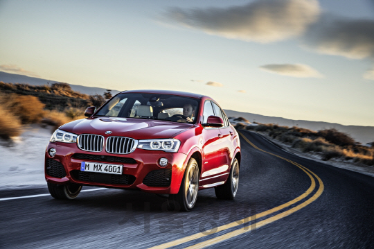 뉴 X4에는 최신 BMW 이피션트 다이내믹스 기술이 적용된 신형 엔진이 장착돼 최적의 성능과 효율을 동시에 발휘한다. /사진제공=BMW 코리아