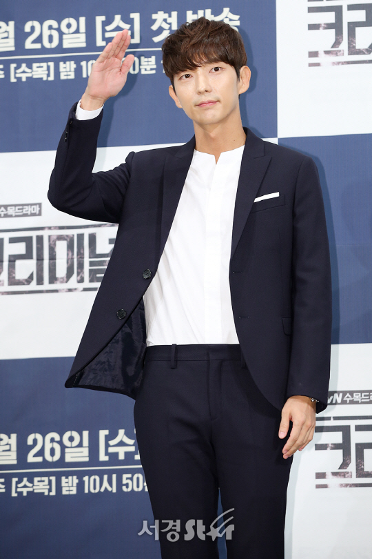 배우 이준기가 19일 오후 서울 강남구 임피리얼 팰리스 서울 호텔에서 열린 tvN 새 수목드라마 ‘크리미널마인드’ 제작발표회에 참석해 포토타임을 갖고 있다.