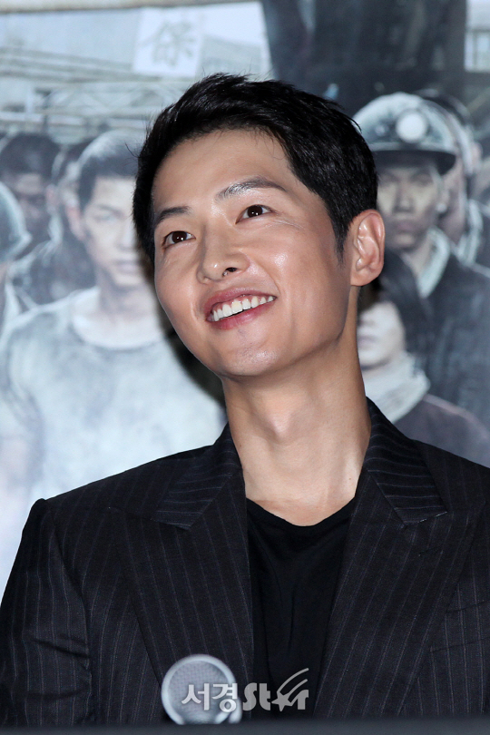 배우 송중기가 19일 오후 서울 용산구 CGV 용산아이파크몰에서 열린 영화 ‘군함도’ 언론시사회에 참석했다.