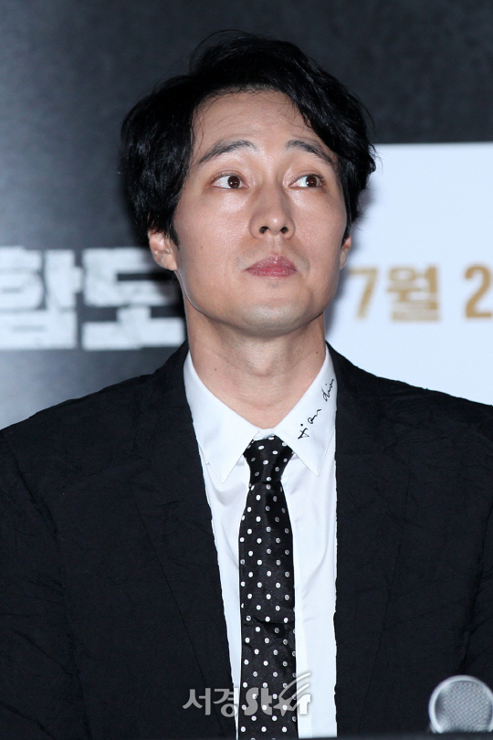 배우 소지섭이 19일 오후 서울 용산구 CGV 용산아이파크몰에서 열린 영화 ‘군함도’ 언론시사회에 참석했다.