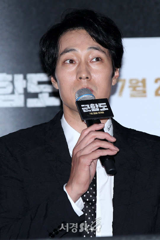 배우 소지섭이 19일 오후 서울 용산구 CGV 용산아이파크몰에서 열린 영화 ‘군함도’ 언론시사회에 참석했다.