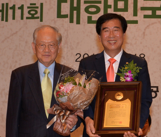 18일 한국지방자치경영대상 ‘종합대상’을 수상한 최영조 경산시장(오른쪽).