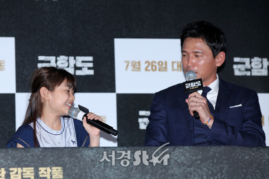 배우 김수안, 황정민이 19일 오후 서울 용산구 CGV 용산아이파크몰에서 열린 영화 ‘군함도’ 언론시사회에 참석했다.
