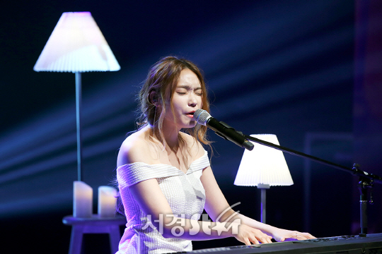 가수 이진아가 20일 오전 서울 강남구 일지아트홀에서 열린 두 번째 미니 앨범 ‘RAMDOM“ 발매기념 쇼케이스에 참석하고 있다.