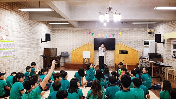 ▲유성대 강사가 인천 은혜의교회에서 어린이들을 대상으로 마술과 꿈 강연을 하는 모습.