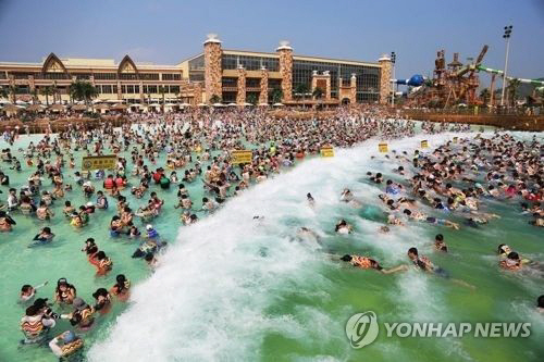 롯데워터파크 야외 물놀이장의 모습./연합뉴스