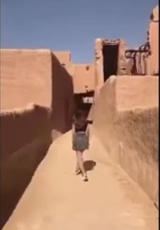 미니스커트를 입고 사우디를 활보하는 여성/유투브 캡쳐