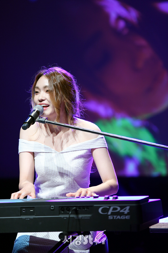 가수 이진아가 20일 오전 서울 강남구 일지아트홀에서 열린 두 번째 미니 앨범 ‘RAMDOM“ 발매기념 쇼케이스에 참석하고 있다.