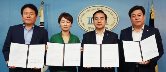 여야 교섭단체 4당 원내수석부대표가 20일 오전 서울 여의도 국회에서 정부조직법 개정관련 합의사항을 발표하고 있다./연합뉴스