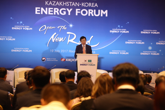 조환익 한국전력 사징이 19일(현지시각) 카자흐스탄 아스타나 릭소스 호텔에서 양국 에너지 산업 협력을 논의하는 ‘한국-카자흐스탄 에너지포럼’에 참석해 개회사를 하고 있다. /사진제공=한국전력