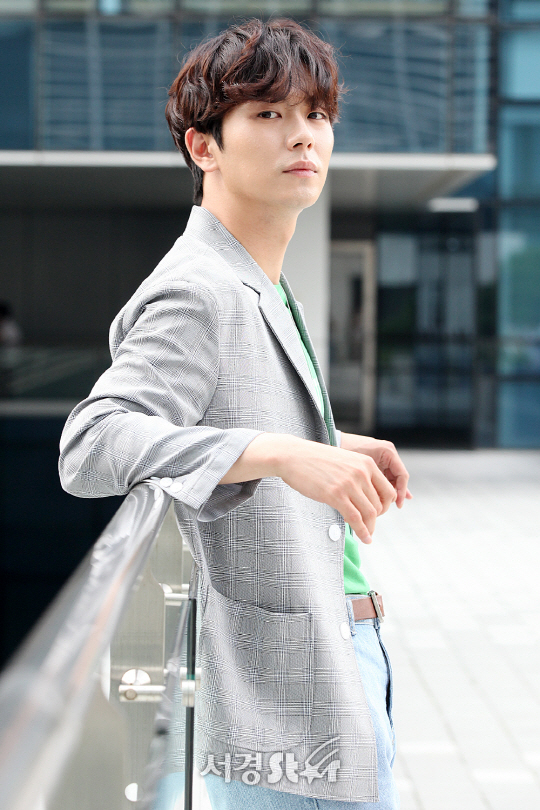 배우 안우연이 11일 오후 서울 영등포구 당산동에서 tvN 월화드라마 ‘써클:이어진 두 세계’ 종영 인터뷰를 갖기 전 포즈를 취하고 있다.