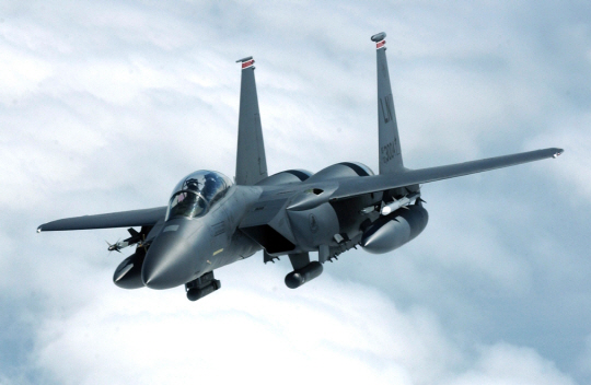 최근 중동과 인도에서 신규 수요가 늘고 있는 F-15(아래)와 F-16 전투기의 개량형. 스텔스 기능만 빼고는 최고의 성능을 자랑한다. 미국 전투기 회사들의 생산 라인 유지에 여유가 생겨 미 공군 차기 훈련기 사업(T-X 프로그램)에도 영향을 미칠 것으로 보인다.