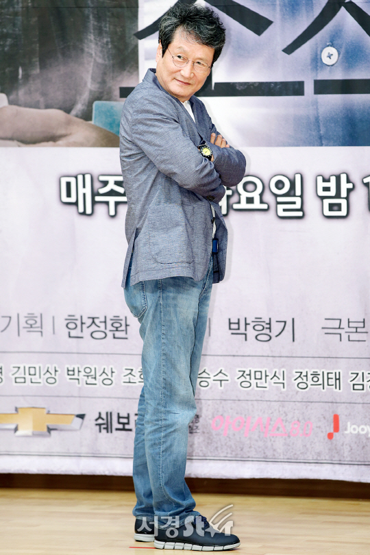 배우 문성근이 20일 오후 서울 양천구 목동 SBS에서 열린 SBS 새 월화드라마 ‘조작’ 제작발표회에 참석하고 있다.