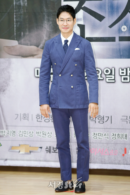 배우 유준상이 20일 오후 서울 양천구 목동 SBS에서 열린 SBS 새 월화드라마 ‘조작’ 제작발표회에 참석하고 있다.
