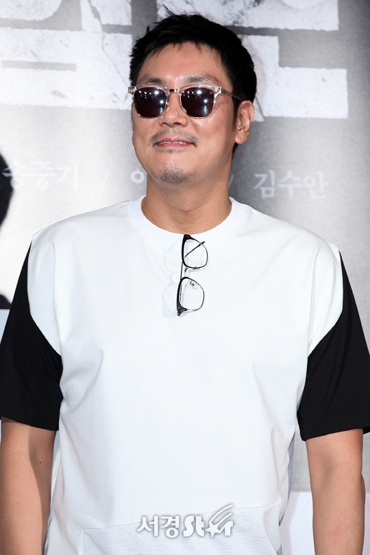 배우 조진웅이 20일 오후 서울 용산구 CGV 용산아이파크몰에서 열린 영화 ‘군함도’ VIP시사회에서 참석해 포토타임을 갖고 있다.