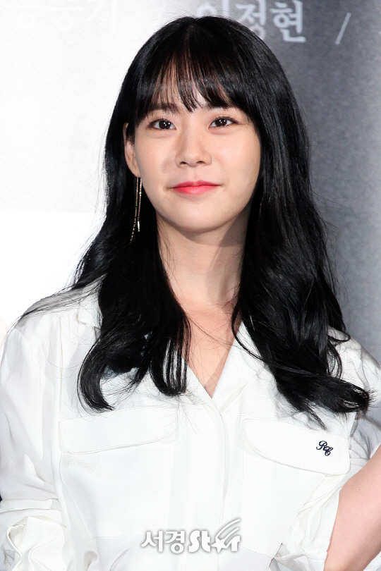 배우 한승연이 20일 오후 서울 용산구 CGV 용산아이파크몰에서 열린 영화 ‘군함도’ VIP시사회에서 참석해 포토타임을 갖고 있다.