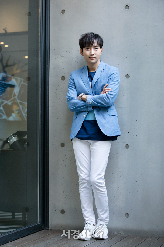배우 서재형이 20일 오후 서울 강남구 한 카페에서 서경스타와의 인터뷰에 앞서 포즈를 취하고 있다.