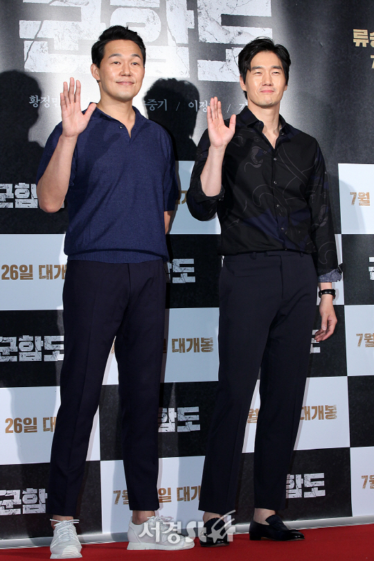 배우 박성웅, 유지태가 20일 오후 서울 용산구 CGV 용산아이파크몰에서 열린 영화 ‘군함도’ VIP시사회에서 참석해 포토타임을 갖고 있다.
