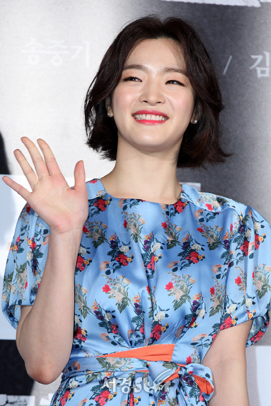 배우 이예은이 20일 오후 서울 용산구 CGV 용산아이파크몰에서 열린 영화 ‘군함도’ VIP시사회에서 참석해 포토타임을 갖고 있다.