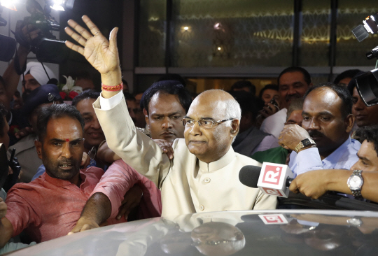 인도국민당 대통령 후보인 람 나트 코빈드(가운데)가 국민들을 향해 손을 흔들고 있다. /AP연합뉴스