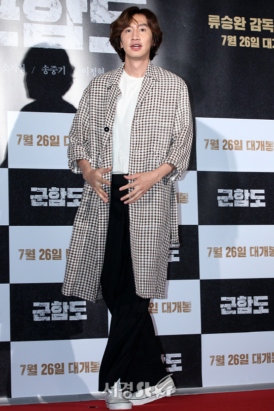 배우 이광수가 20일 오후 서울 용산구 CGV 용산아이파크몰에서 열린 영화 ‘군함도’ VIP시사회에서 참석해 포토타임을 갖고 있다.
