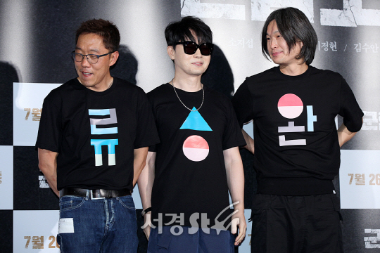 김제동, 이승환, 주진우가 20일 오후 서울 용산구 CGV 용산아이파크몰에서 열린 영화 ‘군함도’ VIP시사회에서 참석해 포토타임을 갖고 있다.
