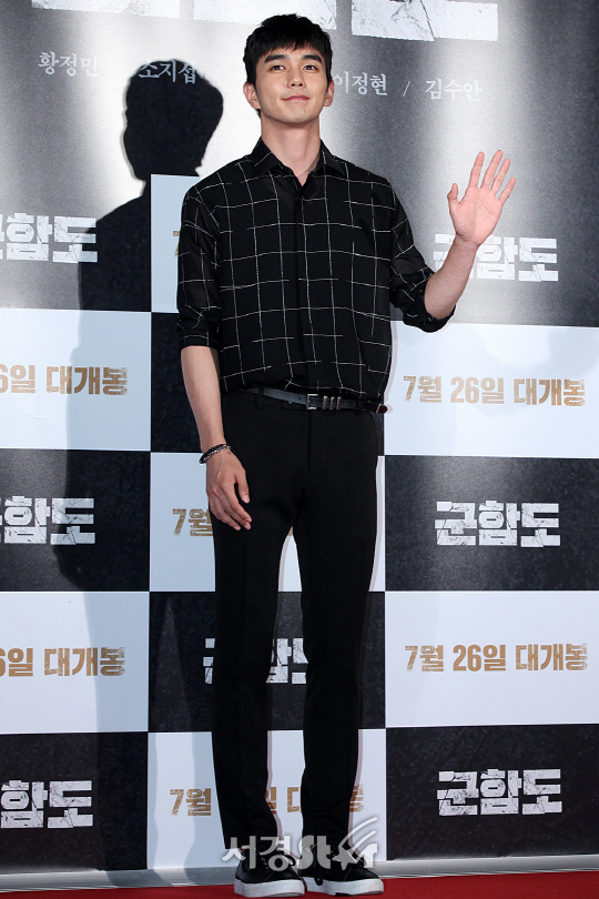 배우 유승호가 20일 오후 서울 용산구 CGV 용산아이파크몰에서 열린 영화 ‘군함도’ VIP시사회에서 참석해 포토타임을 갖고 있다.