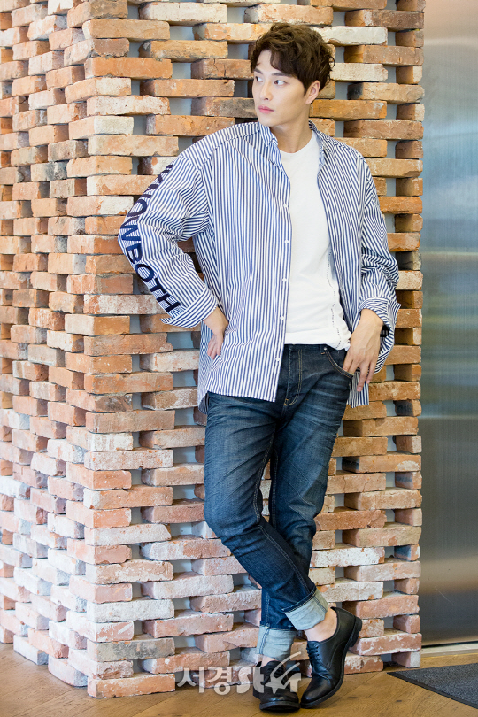 뮤지컬배우 민우혁이 20일 오후 서울 용산구 한 레스토랑에서 서경스타와의 인터뷰에 앞서 포즈를 취하고 있다.