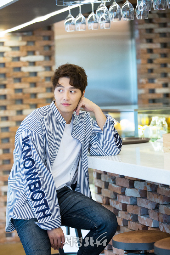 뮤지컬배우 민우혁이 20일 오후 서울 용산구 한 레스토랑에서 서경스타와의 인터뷰에 앞서 포즈를 취하고 있다.