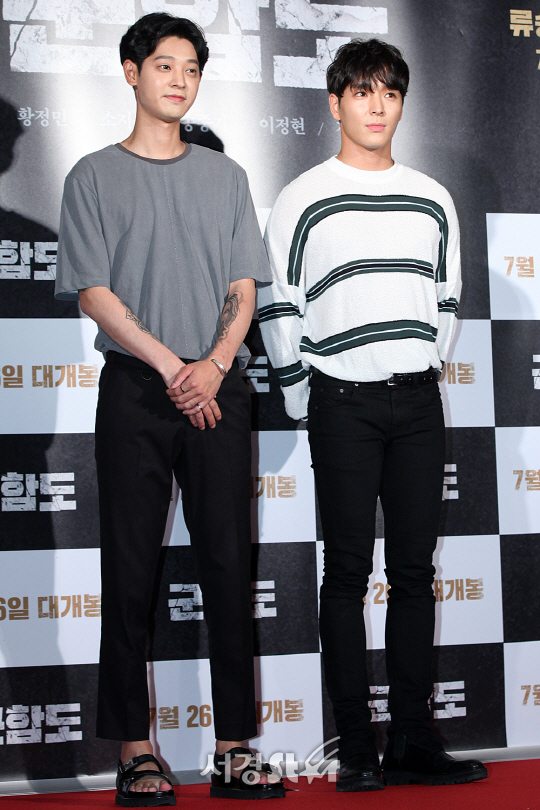 정준영과 최종훈이 20일 오후 서울 용산구 CGV 용산아이파크몰에서 열린 영화 ‘군함도’ VIP시사회에서 참석해 포토타임을 갖고 있다.