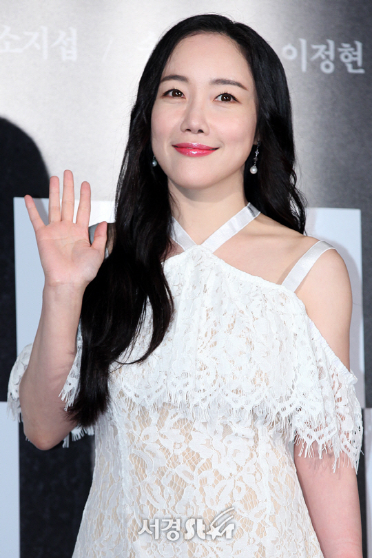 낸시랭이 20일 오후 서울 용산구 CGV 용산아이파크몰에서 열린 영화 ‘군함도’ VIP시사회에서 참석해 포토타임을 갖고 있다.