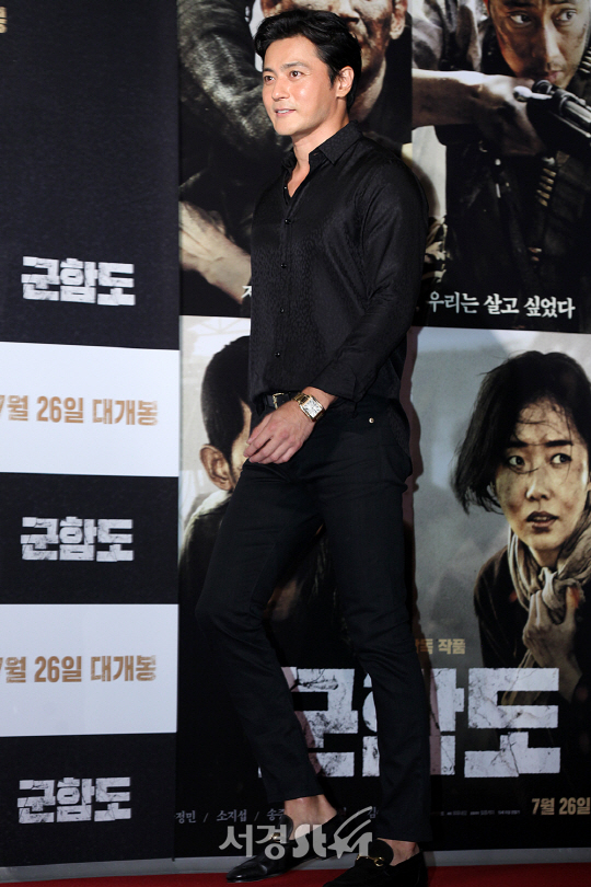 배우 장동건이 20일 오후 서울 용산구 CGV 용산아이파크몰에서 열린 영화 ‘군함도’ VIP시사회에서 참석해 포토타임을 갖고 있다.