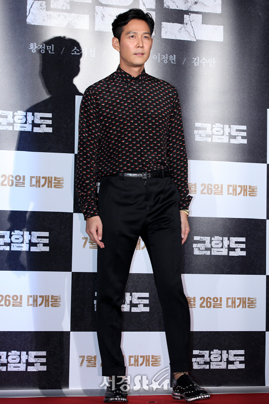 배우 이정재가 20일 오후 서울 용산구 CGV 용산아이파크몰에서 열린 영화 ‘군함도’ VIP시사회에서 참석해 포토타임을 갖고 있다.