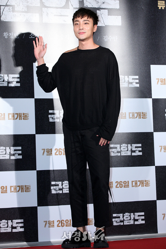 로이킴이 20일 오후 서울 용산구 CGV 용산아이파크몰에서 열린 영화 ‘군함도’ VIP시사회에서 참석해 포토타임을 갖고 있다.