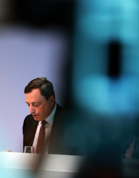 20일(현지시간) 독일 프랑크푸르트 유럽중앙은행(ECB) 본부에서 마리오 드라기 ECB 총재가 기자회견을 갖고 있다. /연합뉴스