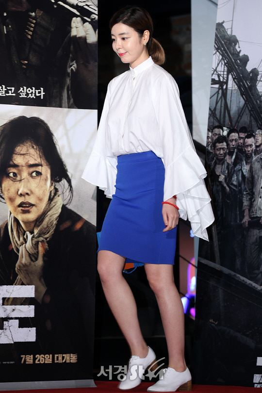 배우 김규리가 20일 오후 서울 용산구 CGV 용산아이파크몰에서 열린 영화 ‘군함도’ VIP시사회에서 참석해 포토타임을 갖고 있다.