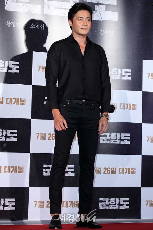 배우 장동건이 20일 오후 서울 용산구 CGV 용산아이파크몰에서 열린 영화 ‘군함도’ VIP시사회에서 참석해 포토타임을 갖고 있다.