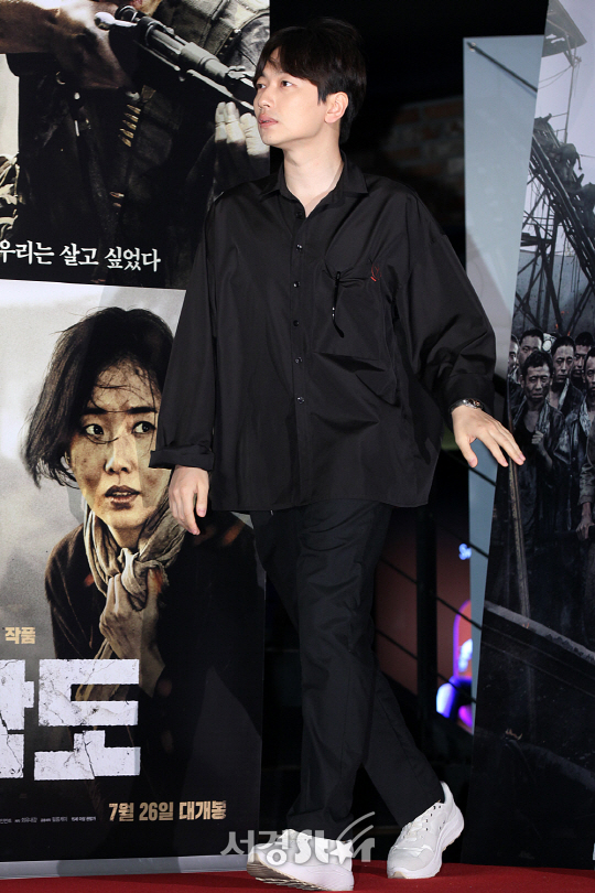 배우 이동휘가 20일 오후 서울 용산구 CGV 용산아이파크몰에서 열린 영화 ‘군함도’ VIP시사회에서 참석해 포토타임을 갖고 있다.