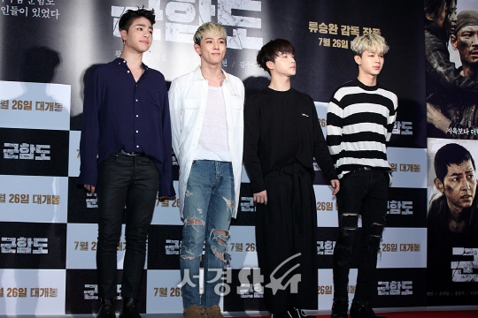 아이콘 멤버들이 20일 오후 서울 용산구 CGV 용산아이파크몰에서 열린 영화 ‘군함도’ VIP시사회에서 참석해 포토타임을 갖고 있다.