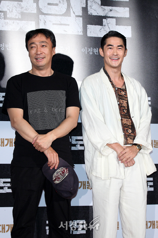 배우 이성민과 배정남이 20일 오후 서울 용산구 CGV 용산아이파크몰에서 열린 영화 ‘군함도’ VIP시사회에서 참석해 포토타임을 갖고 있다.