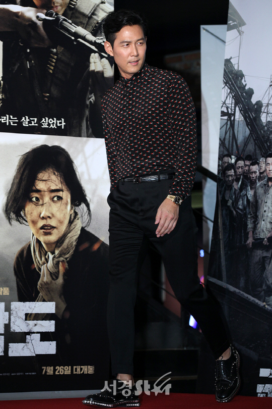 배우 이정재가 20일 오후 서울 용산구 CGV 용산아이파크몰에서 열린 영화 ‘군함도’ VIP시사회에서 참석해 포토타임을 갖고 있다.