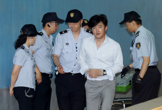 ‘매관매직’ 등의 혐의로 구속된 고영태 씨가 신청한 국민참여재판을 재판부가 기각했다./연합뉴스