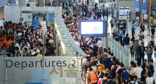 본격적인 휴가철이 시작된 21일 인천국제공항 출국장이 여행객 및 출국인파로 붐비고 있다. /영종도=이호재기자.