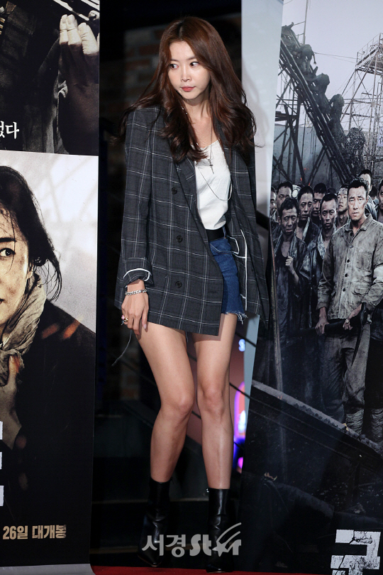배우 오윤아가 20일 오후 서울 용산구 CGV 용산아이파크몰에서 열린 영화 ‘군함도’ VIP시사회에서 참석해 포토타임을 갖고 있다.